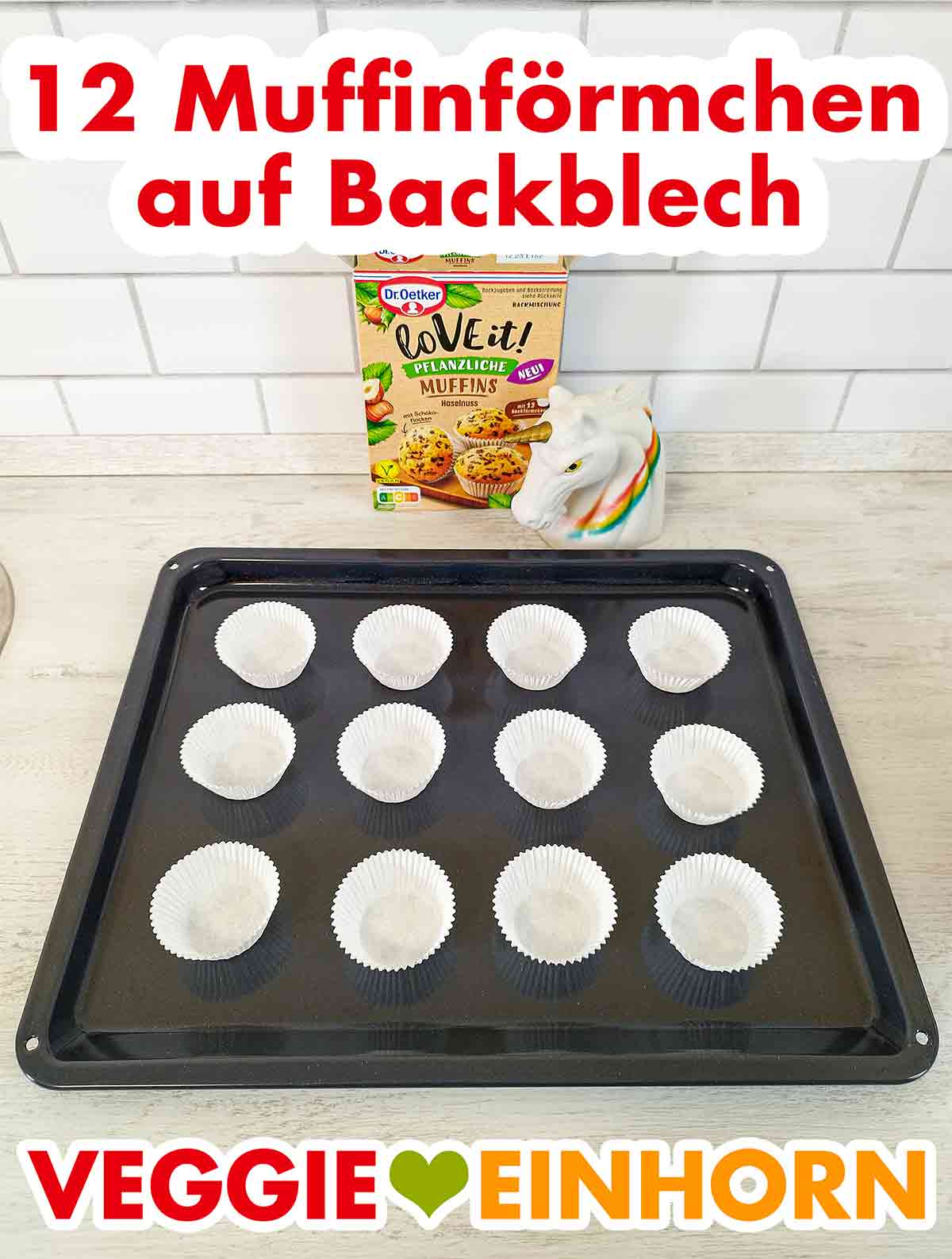 Die Muffinförmchen gehören zu der Backmischung. 12 Muffinförmchen aus Papier auf einem Backblech