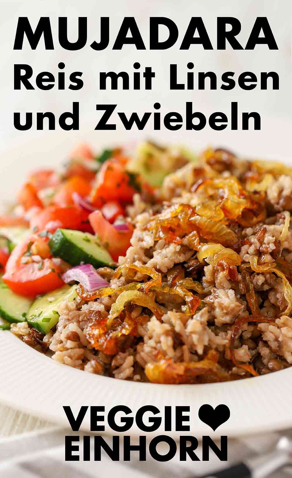 Mujadara mit einem Salat aus Gurken, Tomaten und roten Zwiebeln. Mujadara mit Salat