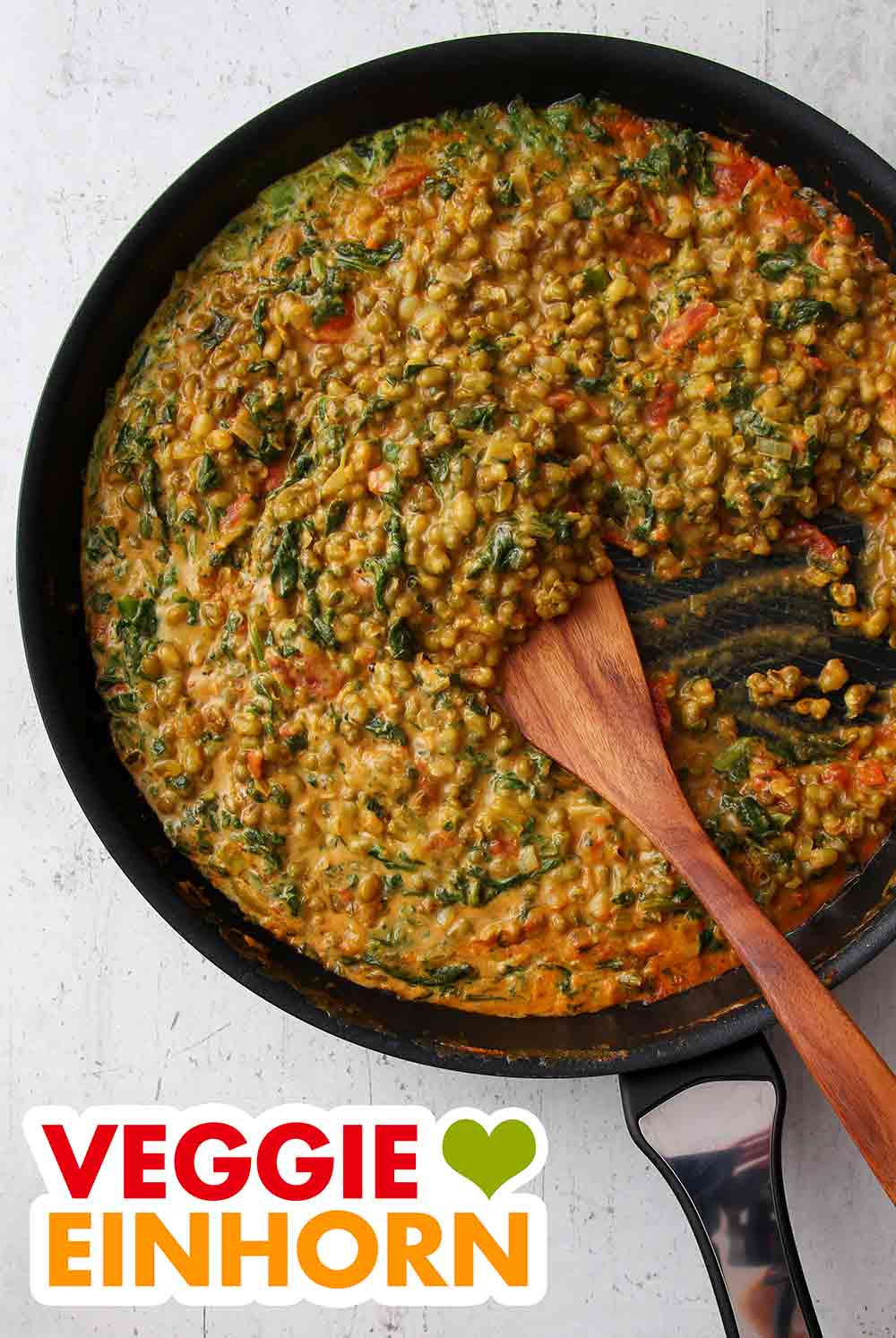 Zu dem Mungobohnen Dal passt Reis, Kartoffeln, Brot, Fladenbrot oder Naan. Mungbohnen Dal mit Spinat in einer Pfanne