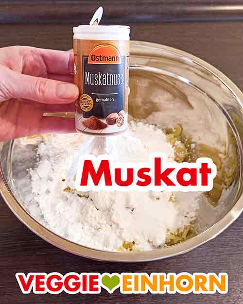 Knödelteig würzen mit Muskat Eine Gewürzdose mit gemahlener Muskatnuss