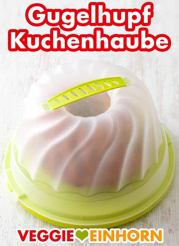 Die Kuchenhaube hält den Napfkuchen saftig und frisch. Ein Topfkuchen mit Rosinen unter einer Gugelhupf Kuchenhaube