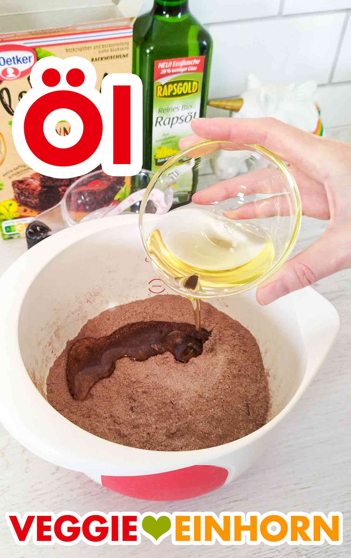 Als neutrales Öl für die veganen Brownies von Dr. Oetker eignet sich raffiniertes Rapsöl. Neutrales Öl wird zur Brownie Backmischung zugefügt