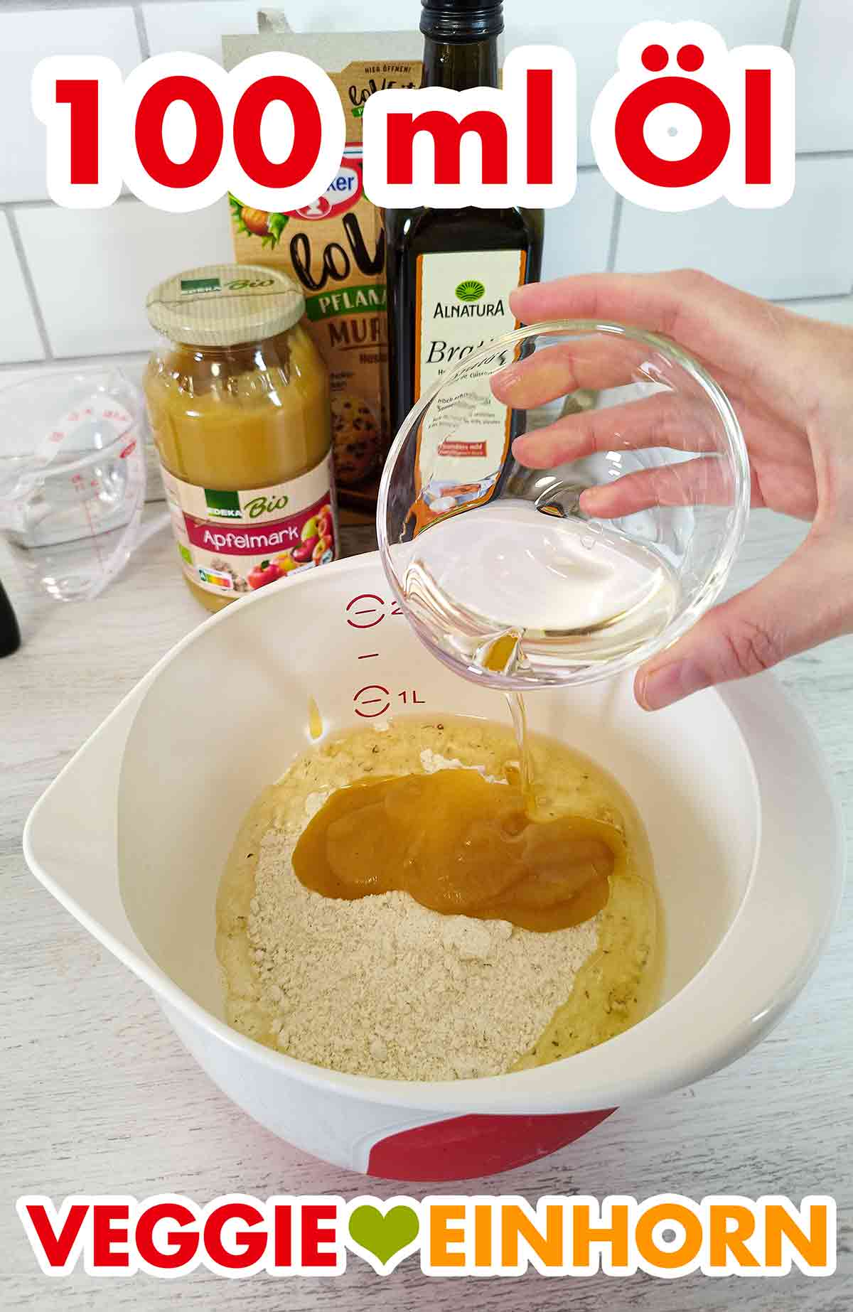 Neutrales Öl für die vegane Muffin Backmischung von Dr. Oetker Zufügen von 100 ml neutralem Öl