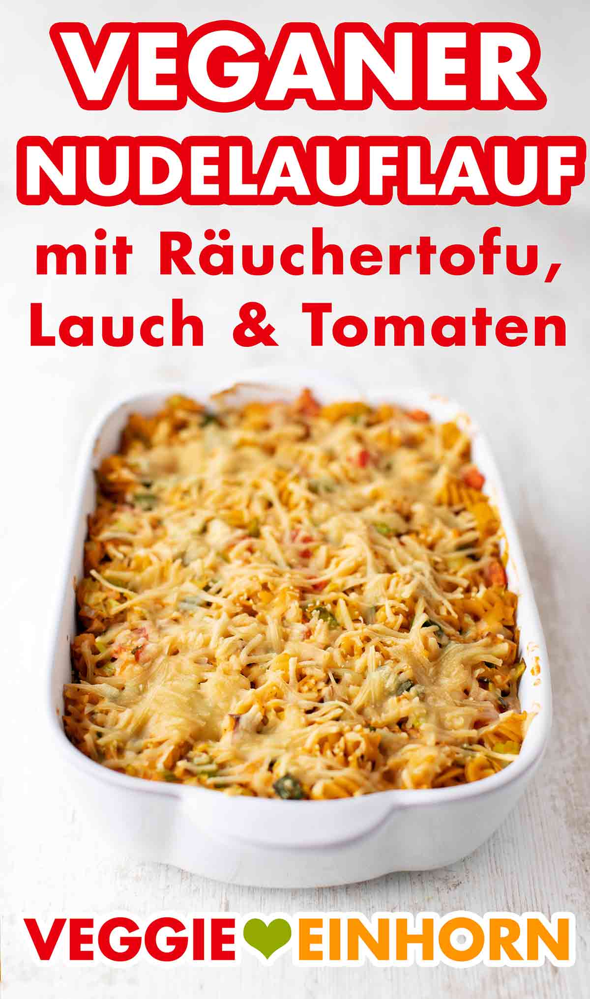 Der vegane Auflauf ist deftig und würzig mit Räuchertofu und Hefeflocken. Auflaufform mit veganem Nudelauflauf mit Räuchertofu, Lauch und Tomaten