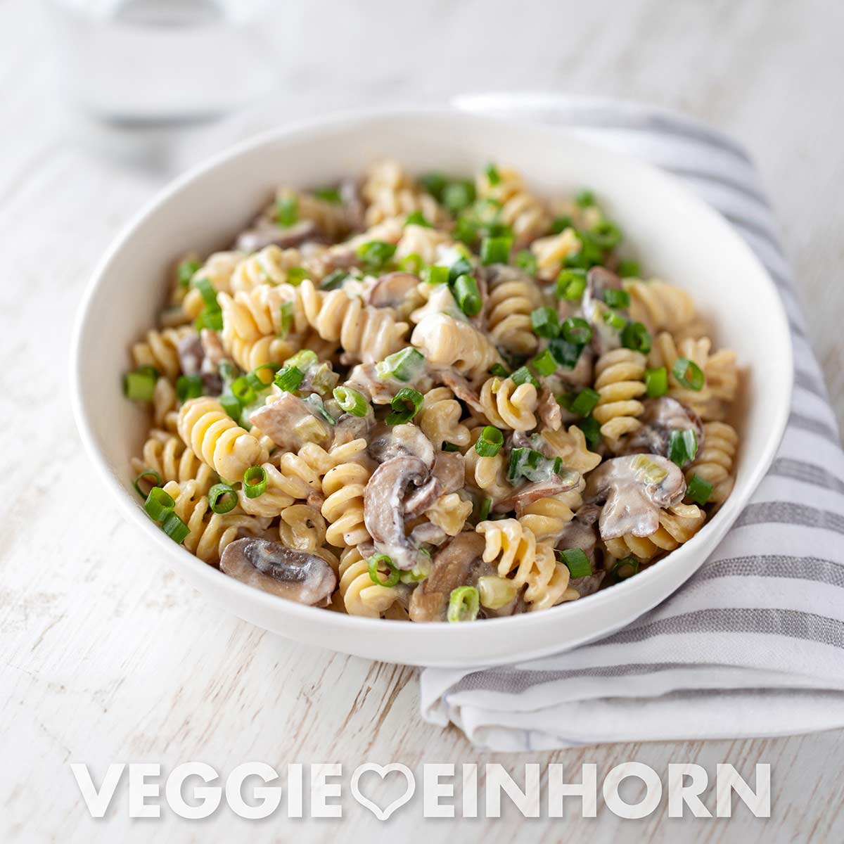 Das leckere Nudelgericht mit veganem Speck, Pilzen und Frühlingszwiebeln ist vegetarisch und vegan. Nudeln mit veganem Speck und Pilzen