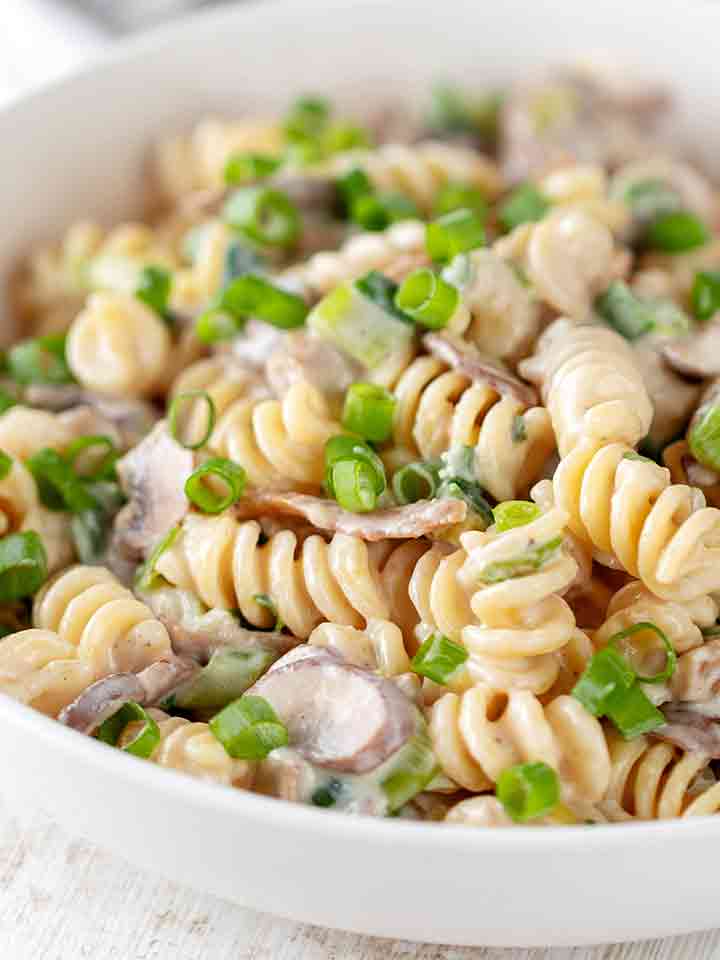 Veganes Nudelgericht mit veganem Speck und Champignons