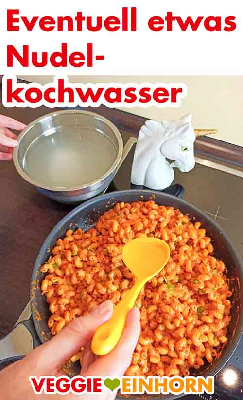 Etwas Pasta Kochwasser unterrühren Eine Kelle mit Nudelkochwasser wird zugefügt.
