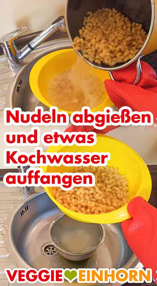 Die Nudeln abseihen und etwas Kochwasser auffangen. Nudeln in Durchschlag abgießen und Nudelkochwasser auffangen