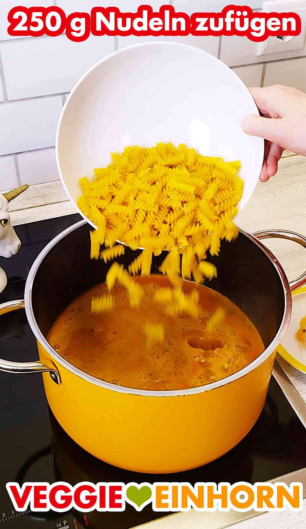 Zufügen von 250 g Fusilli oder anderen Nudeln. Nudeln für Pasta e Fagioli in den Kochtopf geben.
