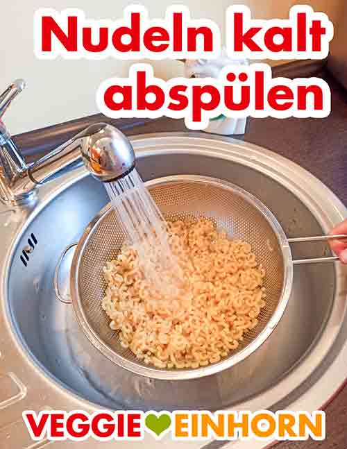 Die Nudeln kurz kalt abspülen (abschrecken). Die Nudeln mit kaltem Wasser abspülen