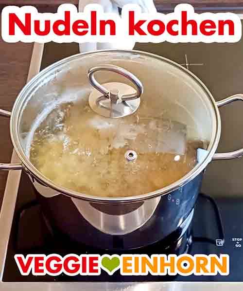 Pasta kochen Nudeln kochen in einem Topf