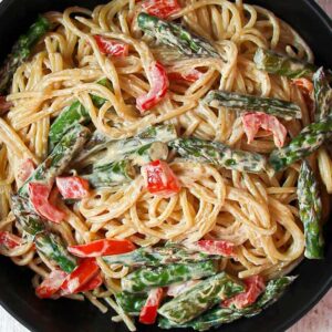 Spaghetti mit gebratenem grünen Spargel und Paprika