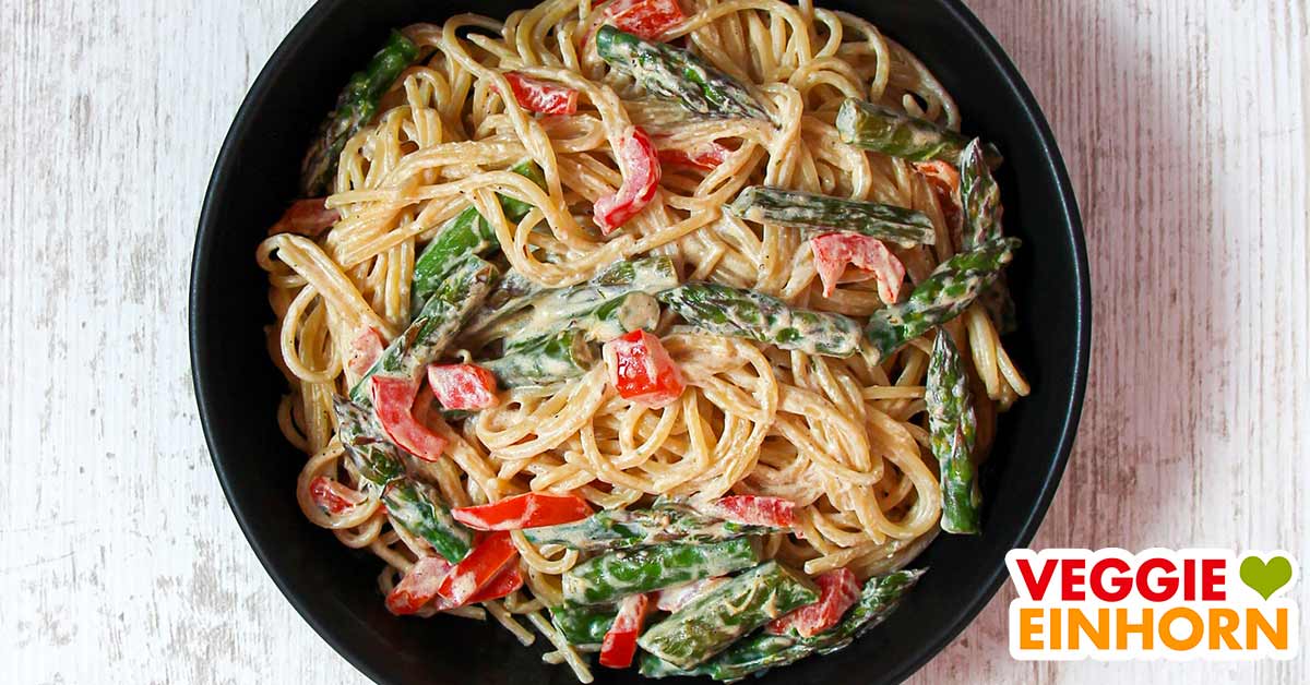 Spaghetti mit gebratenem grünen Spargel und Paprika
