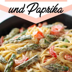 Pasta mit grünem Spargel und roter Paprika