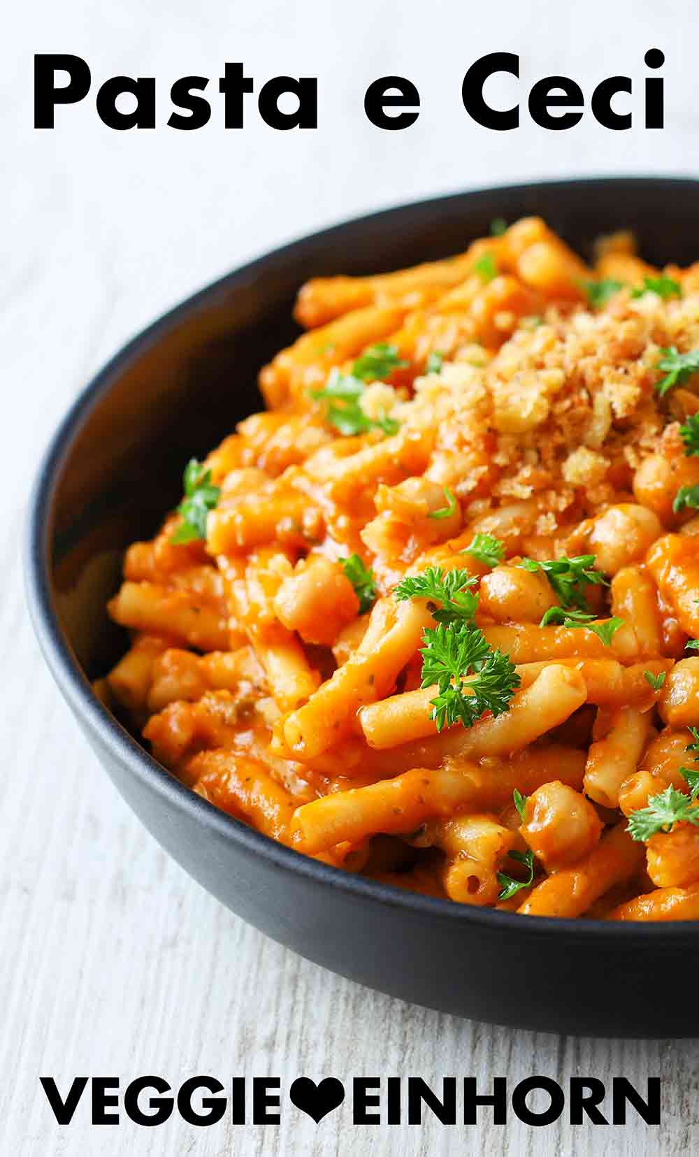 Du kannst die Pasta e Ceci mit geröstetem Pankomehl bestreuen. Pasta e Ceci mit gerösteten Panko Bröseln