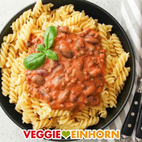 Ein Teller Nudeln mit Kidneybohnen