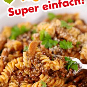 Einfaches Rezept für Nudeln mit Linsen und veganem Speck