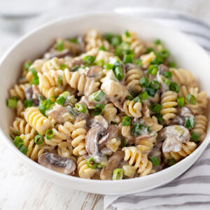 Nudeln mit veganem Speck und Champignons