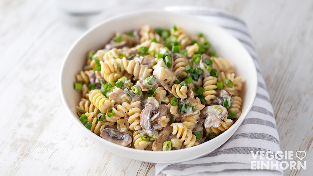 Nudeln mit veganem Speck und Champignons