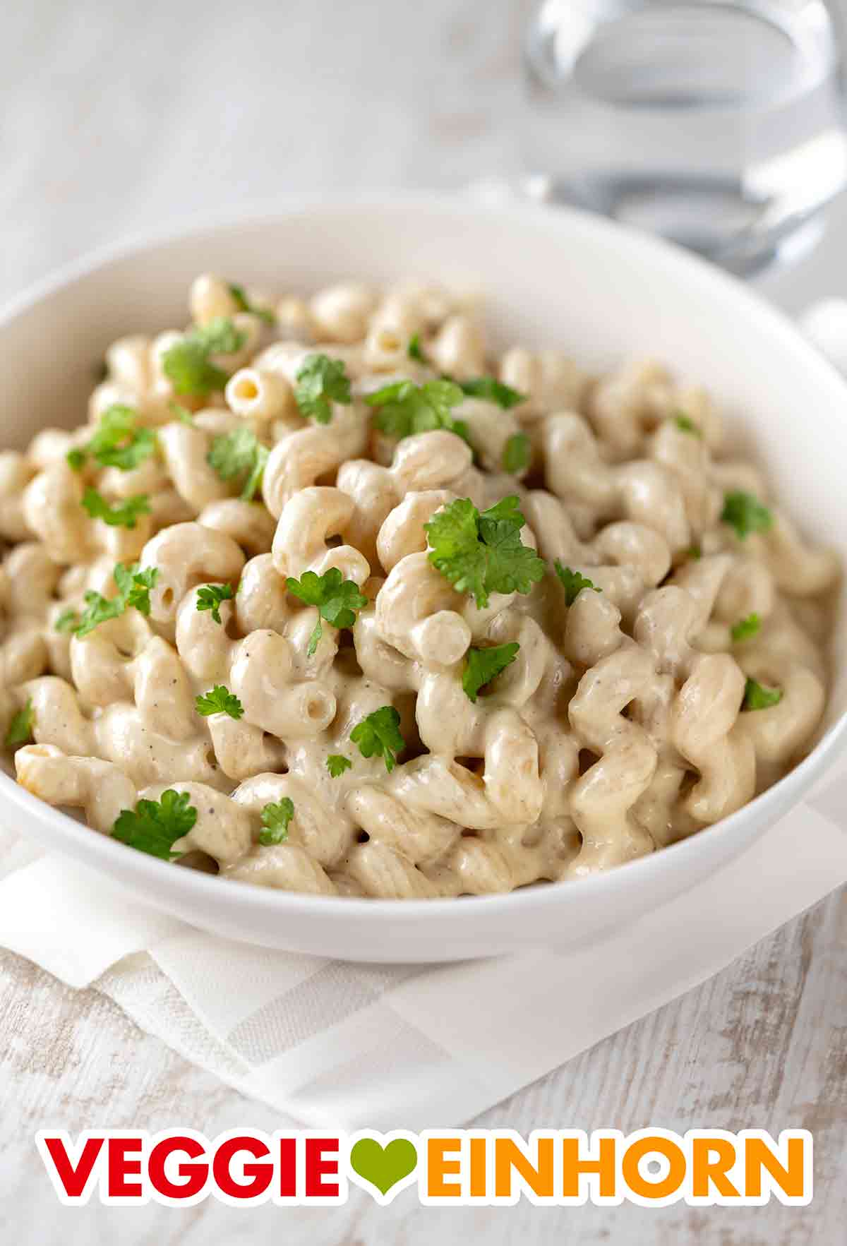 Die vegane Cashewsoße mit Tahini ist eine leckere Nudelsoße ohne Tomaten. Ein Teller Nudeln mit veganer Cashew-Tahini-Soße