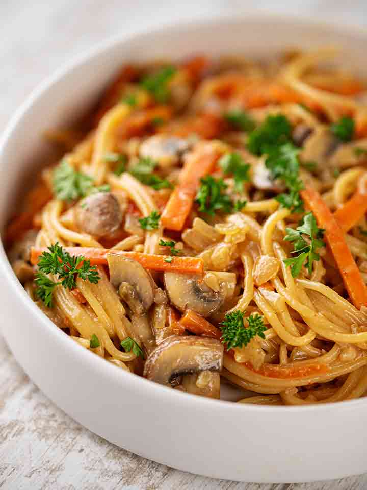 Nudeln mit veganer Miso Mandelmus Sauce, Möhren und Champignons