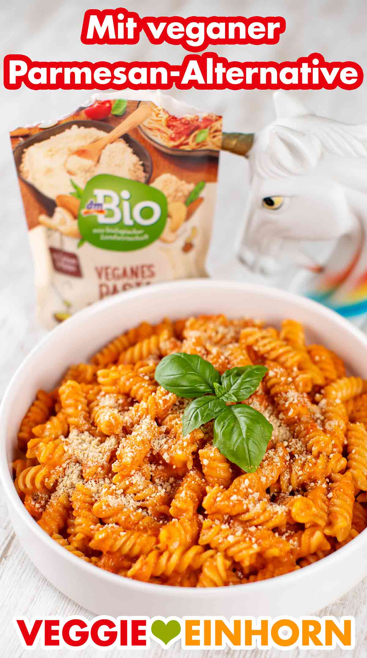 Fusilli mit veganer Paprikasoße und veganem Pasta Topping von dm Bio Nudeln mit veganer Paprikasauce und veganer Parmesan-Alternative