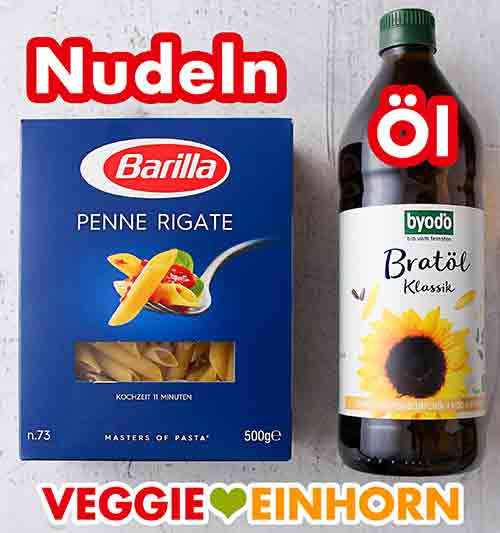 Penne rigate von Barilla und Bratöl von Byodo Eine Packung Penne und eine Flasche Öl