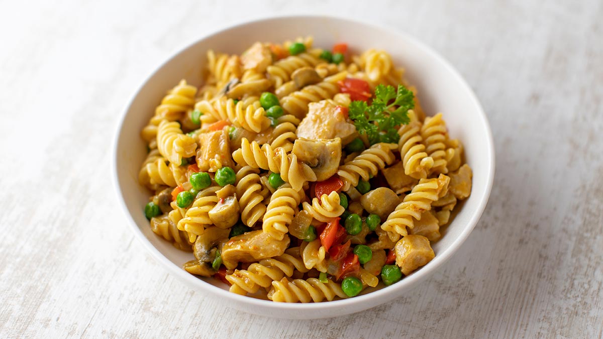 Gemüse Nudelpfanne mit veganem Hähnchen