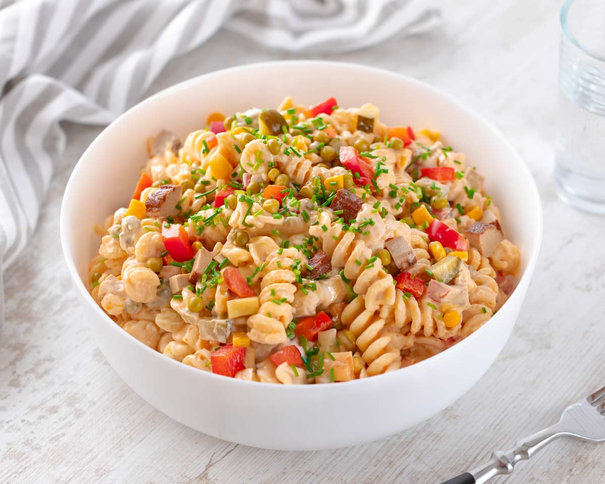 Veganer Nudelsalat mit Räuchertofu und Mayo, garniert mit Schnittlauch
