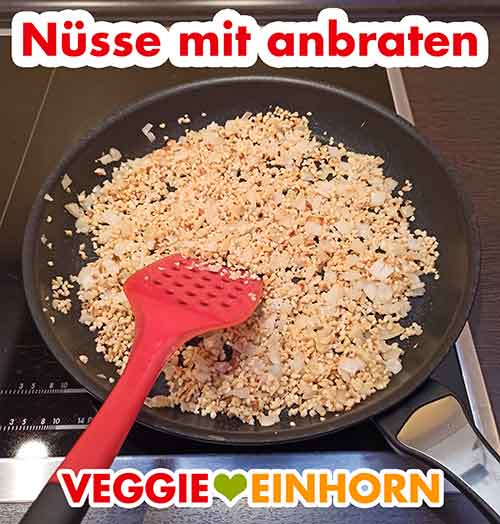 Die gehackten Nüsse mit anbraten Gehackte Nüsse werden in der Pfanne mit angebraten