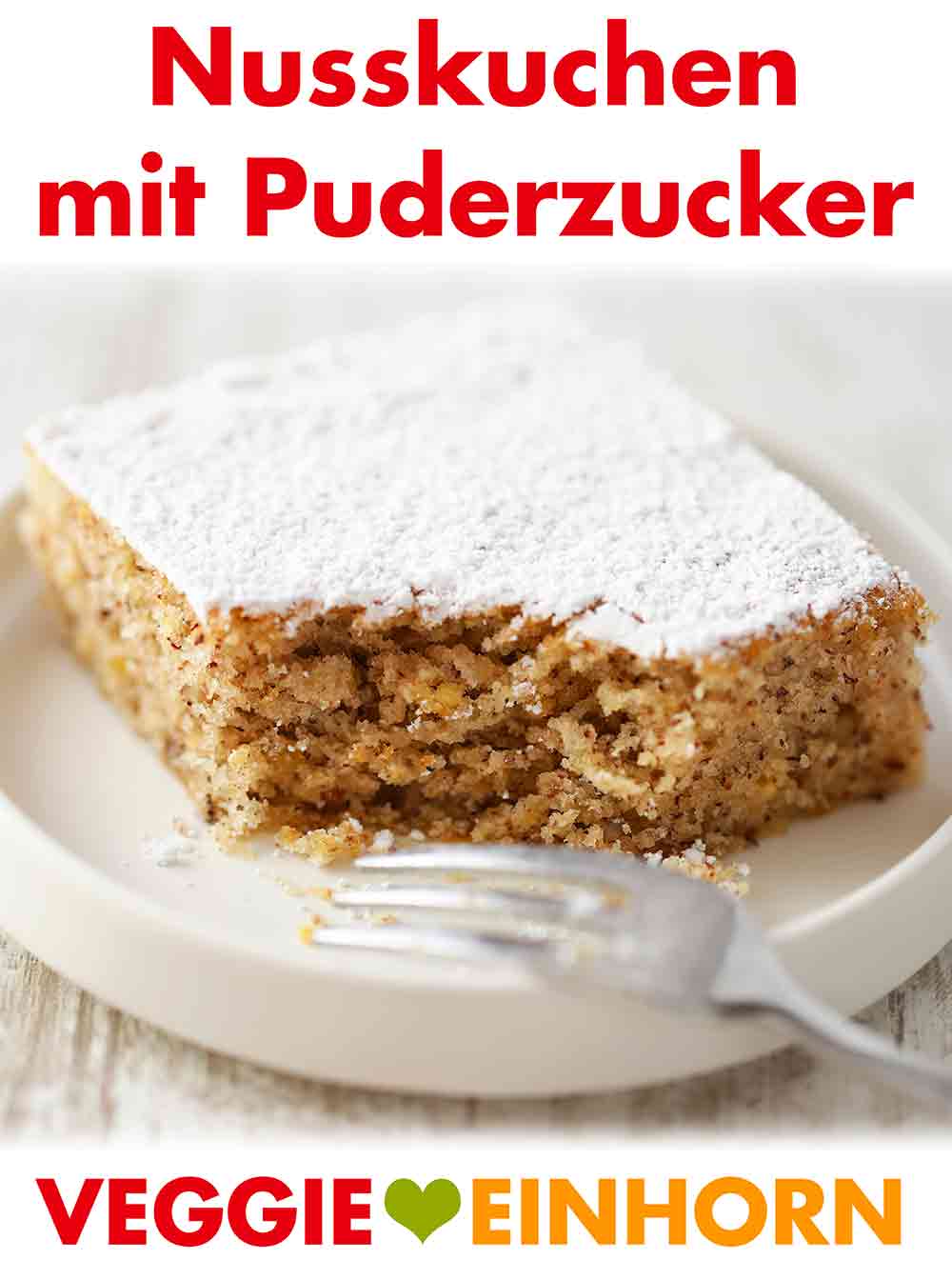 Ein Stück Nuss Blechkuchen mit Puderzucker Ein Stück veganer Nusskuchen vom Blech mit Puderzucker