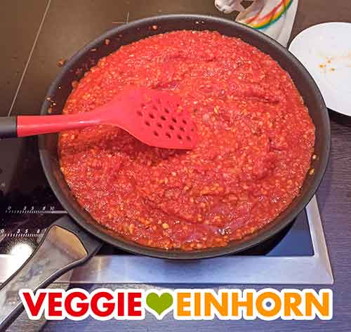 Soße umrühren Die Nuss Bolognese in der Pfanne umrühren