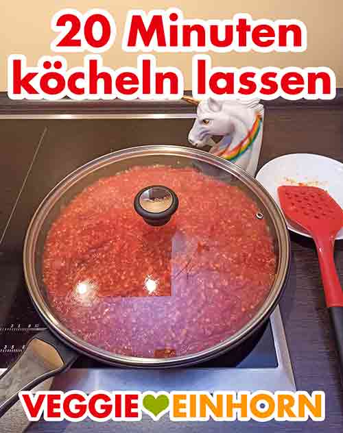 20 Minuten mit Deckel köcheln lassen. Nuss Bolognese kocht in der Pfanne mit Deckel