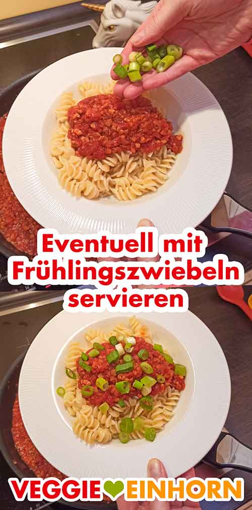 Mit in Ringe geschnittenen Frühlingszwiebeln bestreuen Die Bolognese wird auf dem Teller mit Frühlingszwiebelringen bestreut
