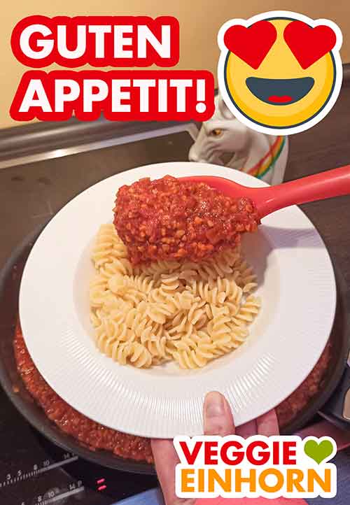 Nuss Bolognese mit Spirelli Pasta Die fertige Nuss Bolognese wird mit Nudeln serviert