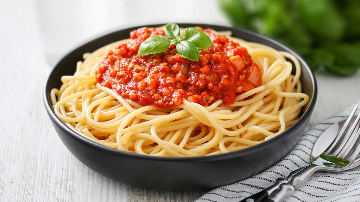 Die Nuss Bolognese ist vegetarisch und vegan. Nuss Bolognese mit Spaghetti