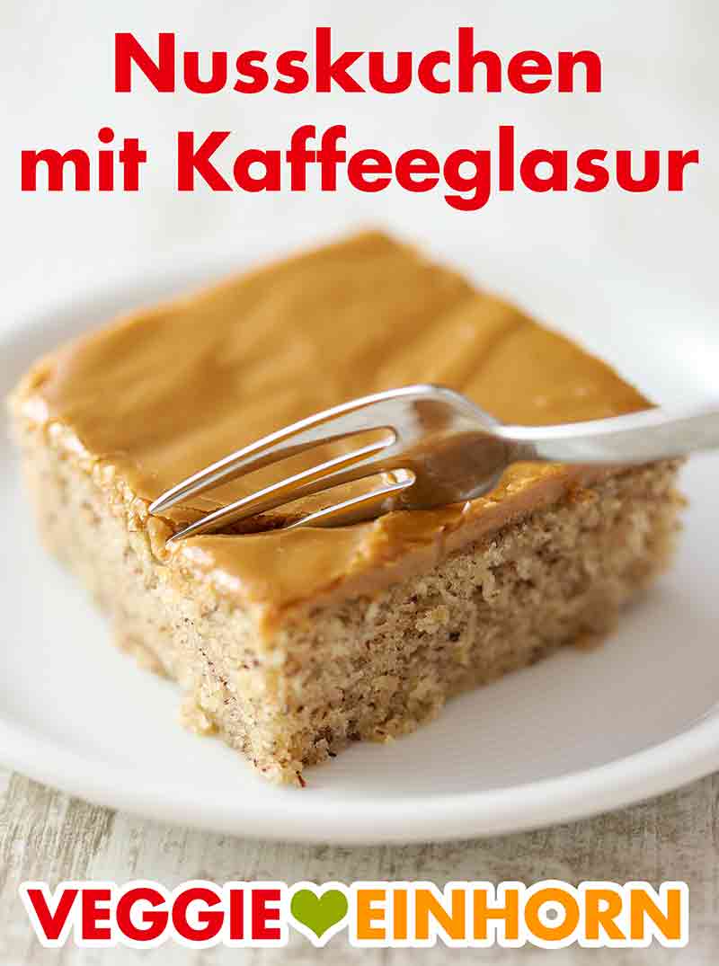 Nuss Blechkuchen mit Kaffeeglasur Ein Stück Nusskuchen mit Kaffeeguss