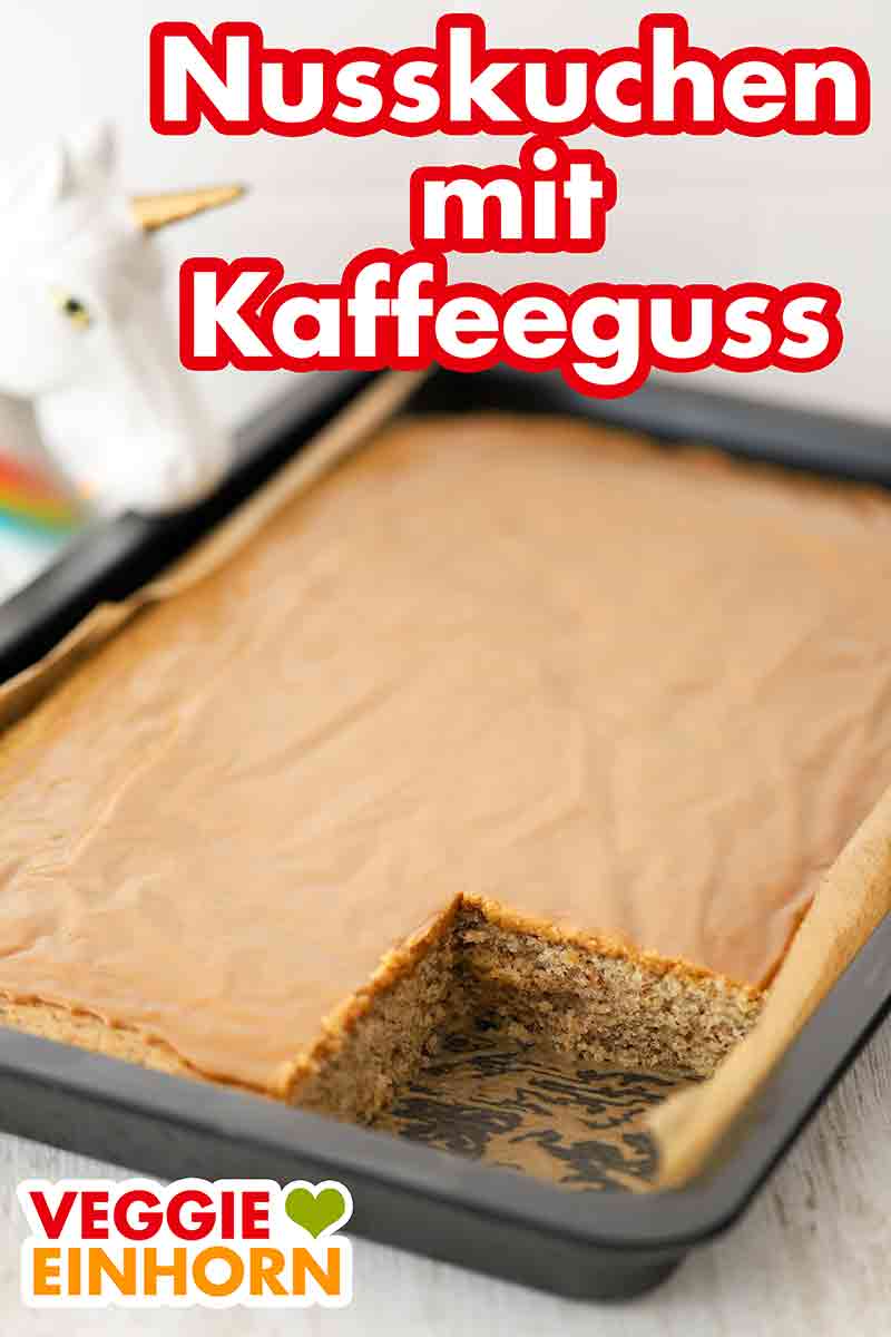Nussblechkuchen mit Kaffeeguss Ein Backblech mit Nusskuchen und Kaffeeglasur