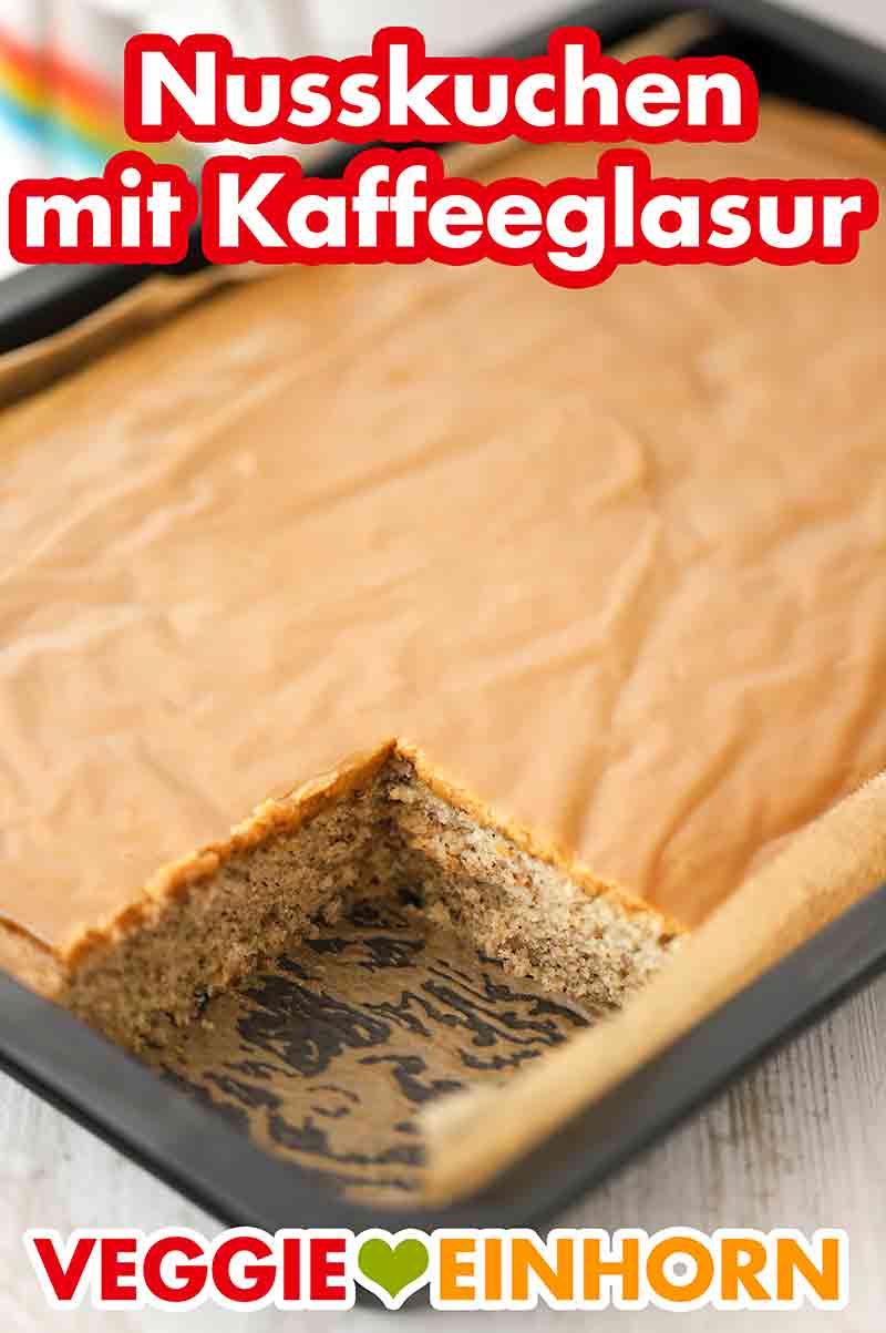 Der vegane Nusskuchen schmeckt fantastisch mit Kaffeeguss. Backblech mit Nusskuchen mit Kaffeeglasur