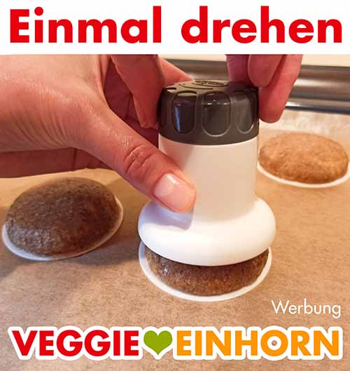 Oberteil der Lebkuchenmühle drehen Die Lebkuchenmühle wird gedreht