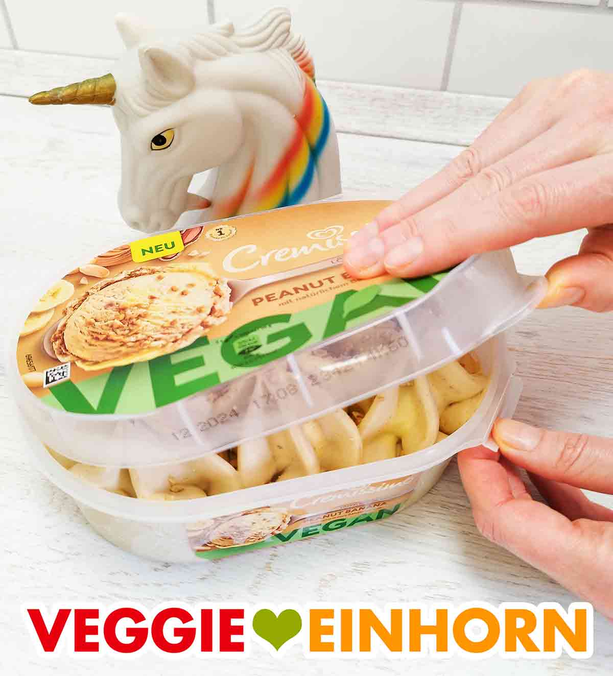 Öffnen des veganen Cremissimo Peanut Banana. Die Packung veganes Cremissimo Banane Erdnuss wird geöffnet.