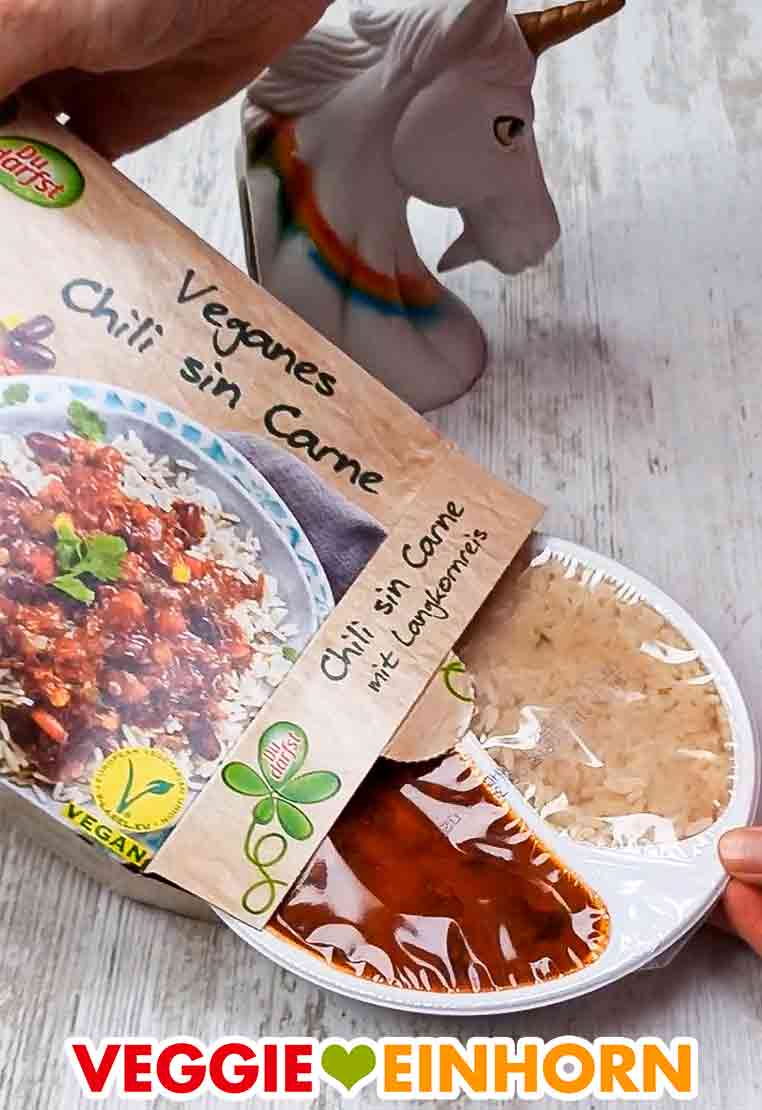 Das vegane Fertiggericht wird aus der Packung entnommen. Das vegane Chili sin Carne von Du Darfst wird ausgepackt.