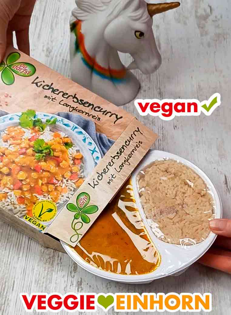 Das vegane Fertiggericht von Du Darfst wird geöffnet. Öffnen der Packung des veganen Kichererbsencurrys