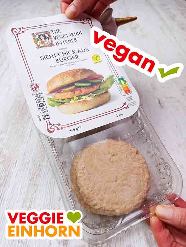 Ich öffne die Packung mit den veganen Sieht-Chick-Aus Burgern. Öffnen der Packung mit den veganen Chicken Burgern von The Vegetarian Butcher