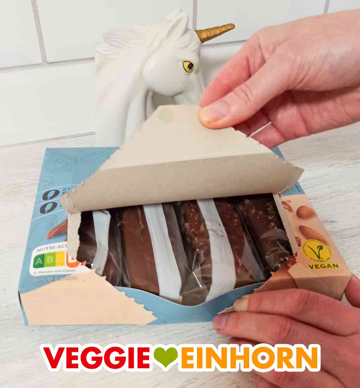 Öffnen des veganen Stieleis von Penny Die Packung Veganes Stieleis von Penny wird geöffnet.