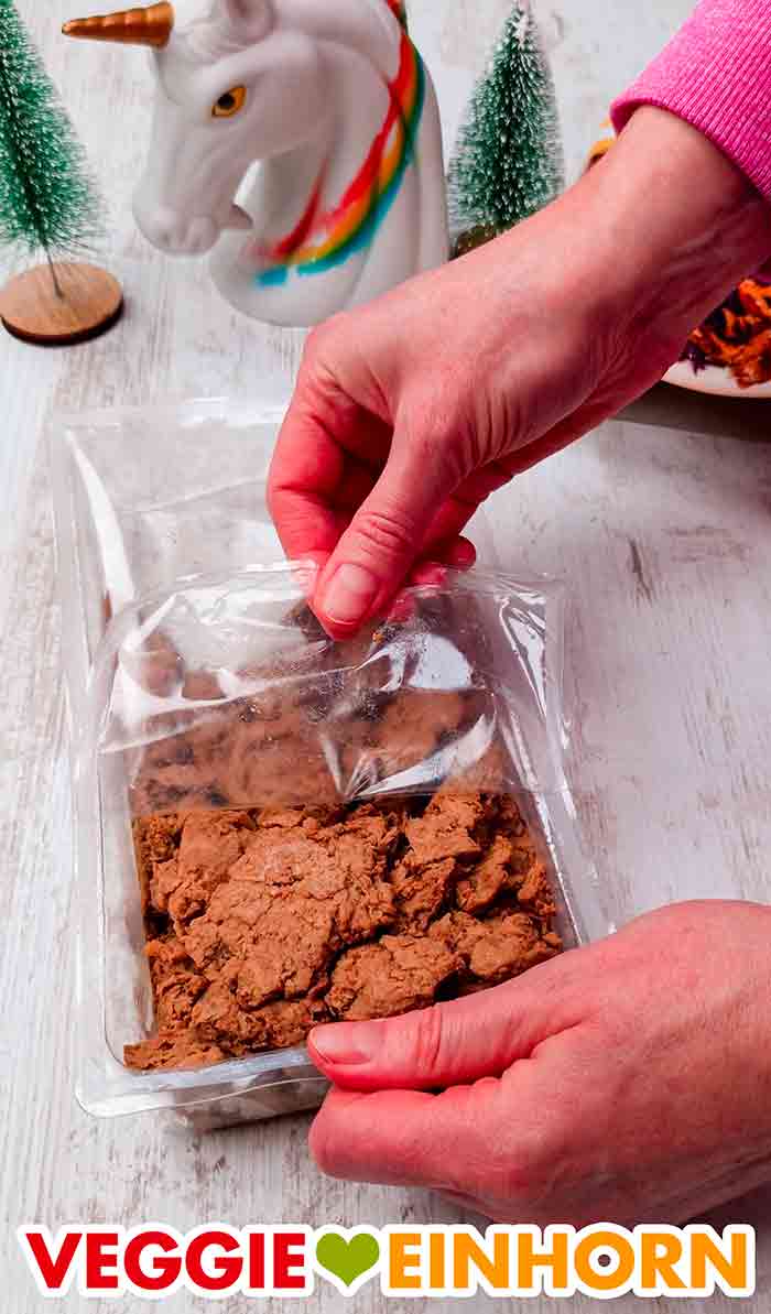 Die Packung der veganen Ente wird geöffnet. Öffnen der Packung Veganz Ente