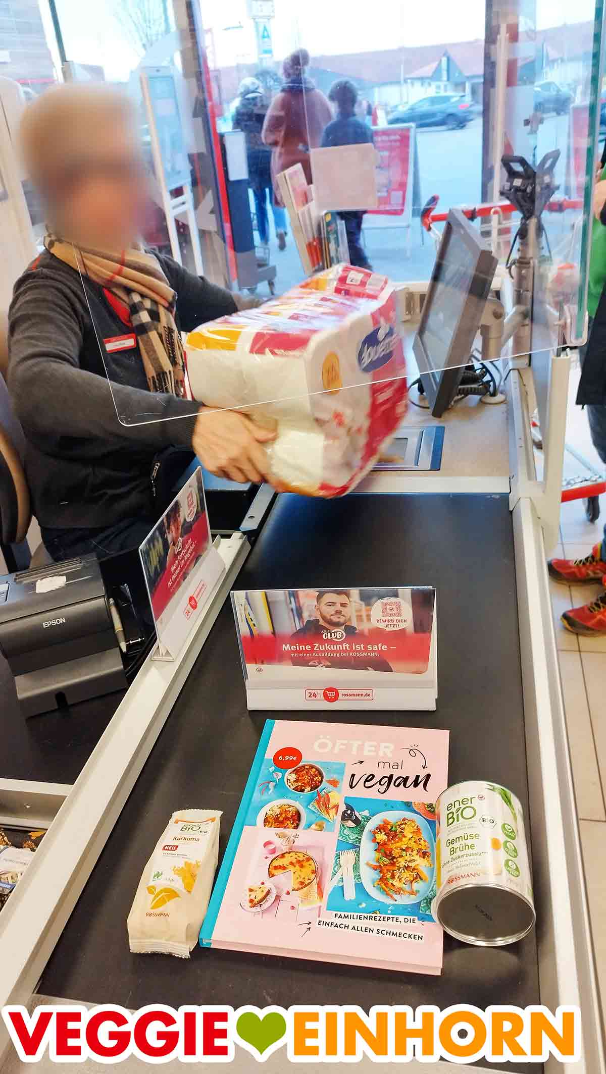 Außer dem Kochbuch habe ich bei Rossmann noch Kurkuma und veganes Gemüsebrühe Pulver gekauft. Das vegane Kochbuch Öfter mal vegan an der Kasse bei Rossmann