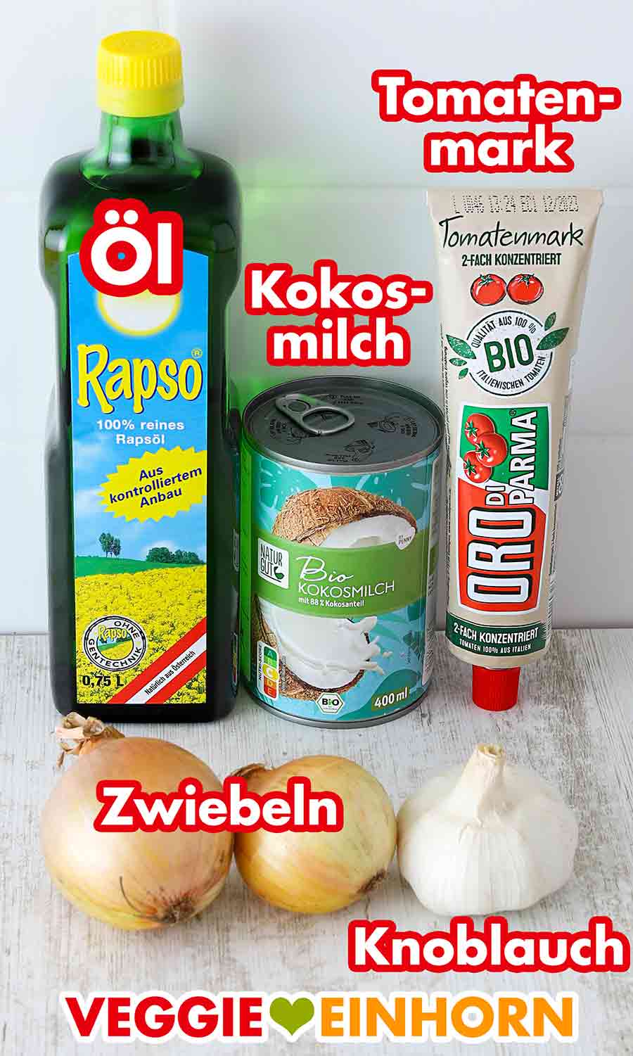 Rapso Rapsöl, Naturgut Bio Kokosmilch von Penny, Oro Di Parma Tomatenmark, Zwiebeln und eine Knoblauchknolle Eine Flasche Öl, eine Dose Kokosmilch, eine Tube Tomatenmark, Zwiebeln und Knoblauch