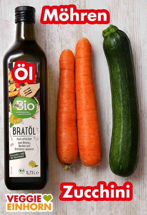 Bratöl von dm Bio, zwei Karotten, eine Zucchini Eine Flasche Öl, zwei Möhren und eine Zucchini