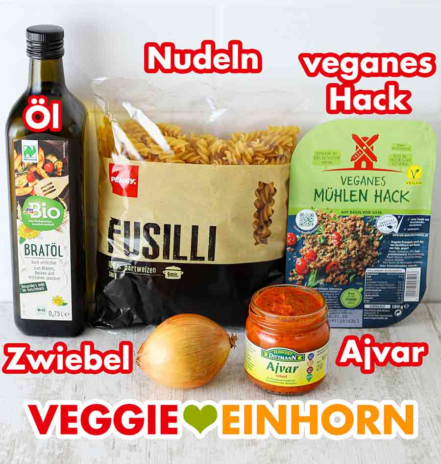 dm Bio Bratöl, Penny Fusilli, veganes Mühlen Hack von Rügenwalder, Zwiebel, scharfer Ajvar von Feinkost Dittmann Öl, Nudeln, veganes Hackfleisch, Zwiebel, Ajvar